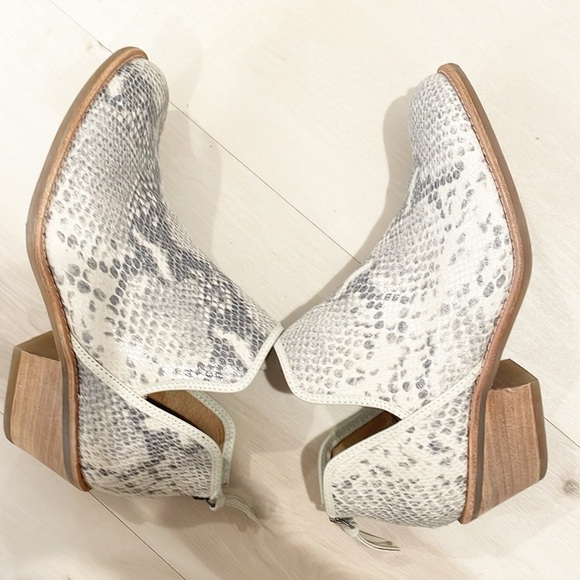 SOFFT Abena Snake Print taupe Leather Ankle Bootie 7.5 - Picture 8 of 12